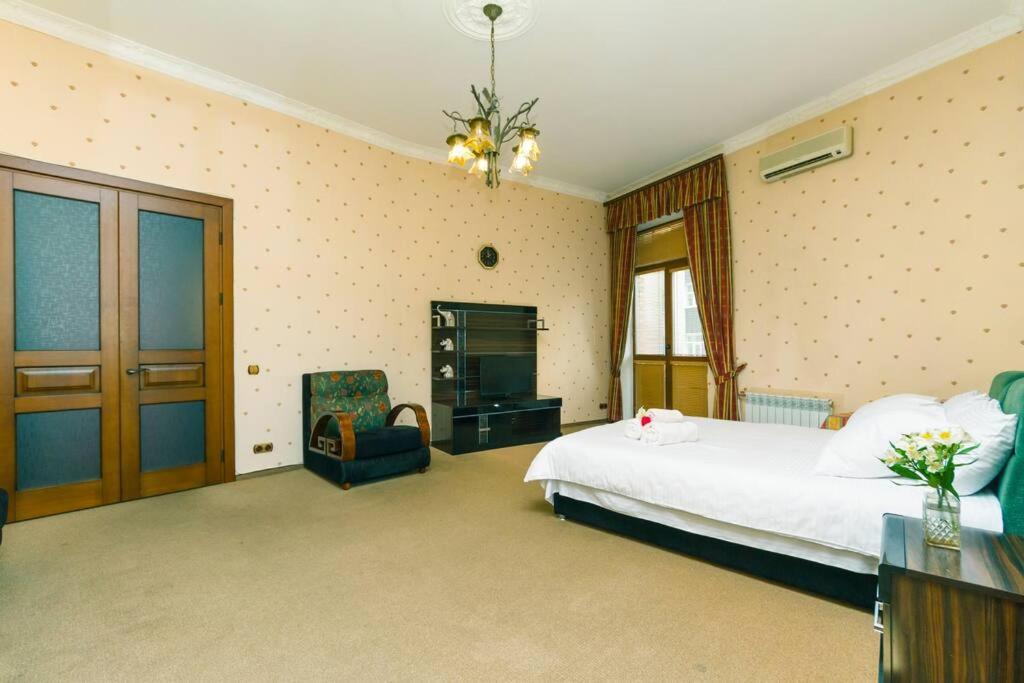 Apartment With View On Inpedendence Square Khreshchatyk Киев Екстериор снимка