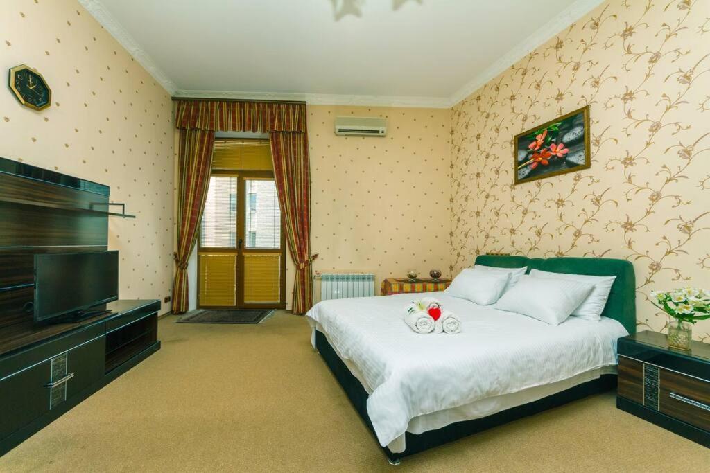 Apartment With View On Inpedendence Square Khreshchatyk Киев Екстериор снимка